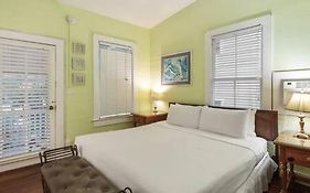 Curry House - Pool, King Bed & Balcony! Room 7
