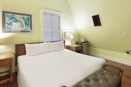 Curry House - Pool, King Bed & Balcony! Room 7 Key West Exterior photo