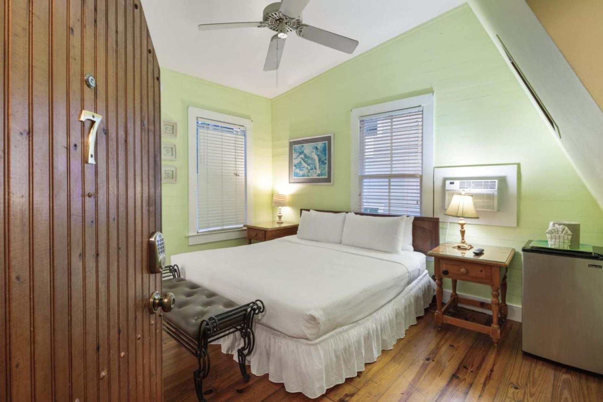 Curry House - Pool, King Bed & Balcony! Room 7 Key West Exterior photo